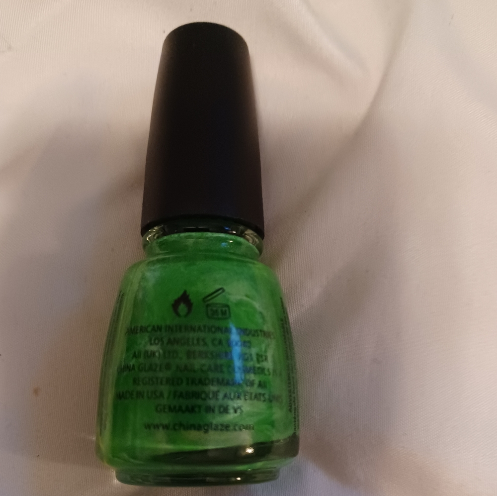 China Glaze Green Nail Lacquer I'm With The Lifeguard - Picture 3 of 3